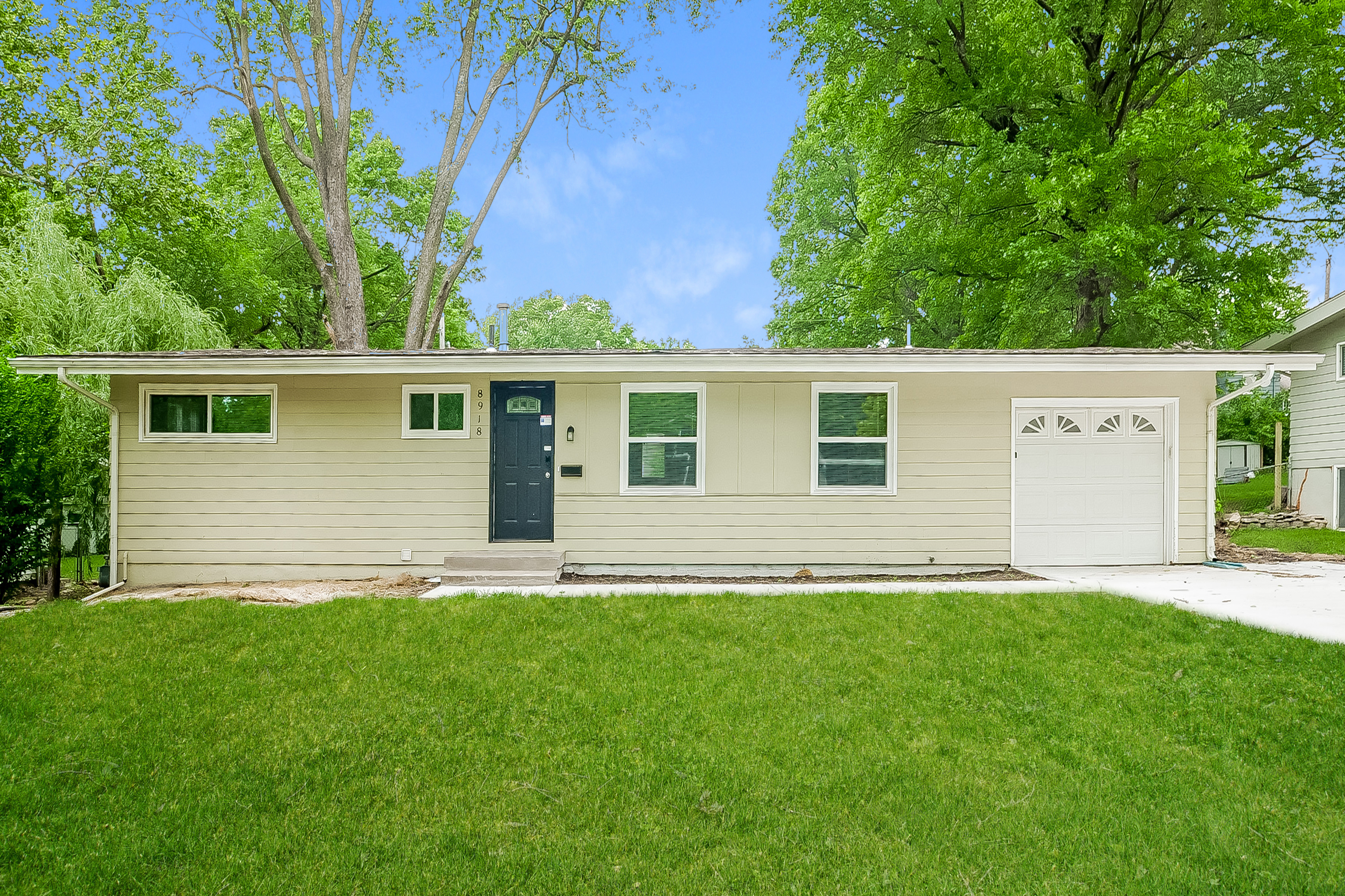8918 HEMLOCK DR OVERLAND PARK, KS 66212
